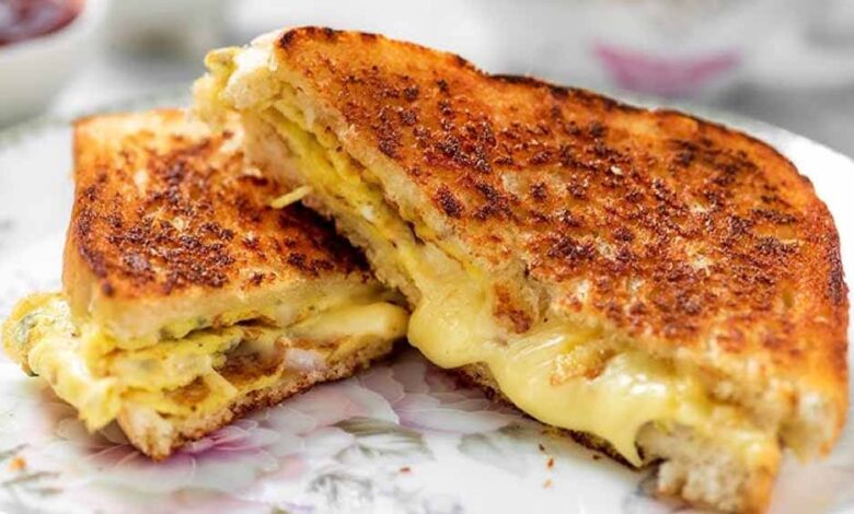 5-मिनट-में-तैयार-करें-cheesy-bread-omelette,-हेल्दी-भी-और-टेस्टी-नाश्ता-भी