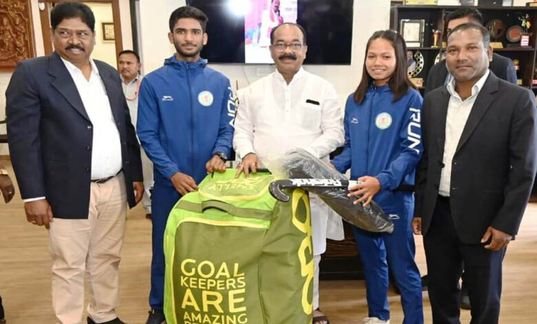 रायपुर-:-उप-मुख्यमंत्री-अरुण-साव-ने-नेशनल-सेंटर-ऑफ-एक्सीलेंस-में-परफॉर्मेंस-असेसमेंट-के-लिए-चयनित-खिलाड़ियों-को-दिए-हॉकी-किट