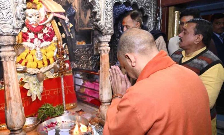 नए-साल-में-वाराणसी-पहुंचे-मुख्यमंत्री-योगी-आदित्यनाथ