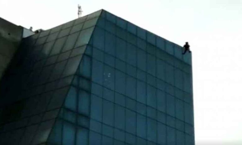 नई-दिल्ली:-होटल-की-इमारत-से-कूदकर-व्यक्ति-ने-की-आत्महत्या,-इलाके-में-फैली-सनसनी