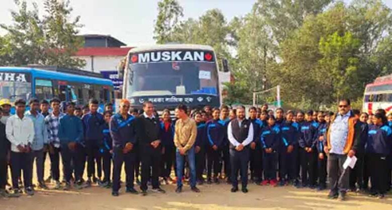 उत्तर-बस्तर-कांकेर-में-होंगे-खेलो-इंडिया-ट्राइबल-गेम्स,-प्रचार-वैन-को-कलेक्टर-ने-किया-रवाना