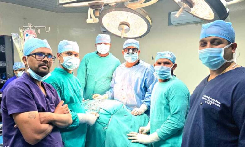 छत्तीसगढ़-के-मेकाहारा-हॉस्पिटल-के-डॉक्टरों-ने-दी-नई-जिंदगी,-ब्रश-करते-समय-फटी-गर्दन-की-नस-की-दुर्लभ-सर्जरी-की