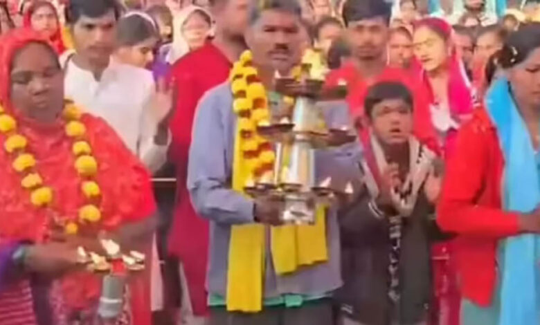 मंडला-में-15-ईसाई-लोगों-की-घर-वापसी,-पूजा-पाठ-के-बाद-अपनाया-हिंदू-धर्म