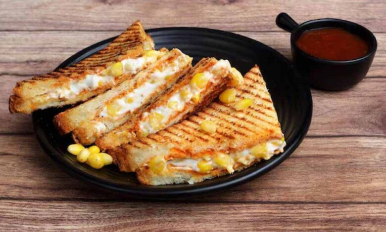 मिनटों-में-बनाएं-टेस्टी-कॉर्न-सैंडविच,-बच्चों-की-बन-जाएगी-फेवरेट