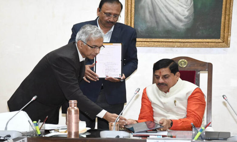 mp-कैबिनेट-हुई-हाईटेक,-cm-मोहन-यादव-ने-मंत्रियों-को-दिए-टैबलेट;-1960-से-अब-तक-के-रिकॉर्ड-अब-डिजिटल