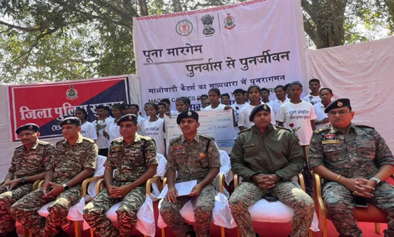 सुकमा-में-26-नक्सलियों-ने-किया-सरेंडर,-65-लाख-का-इनाम-पाने-वाले-13-माओवादियों-समेत-सात-महिलाएं-शामिल