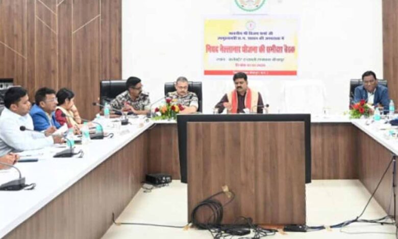 बीजापुर-में-उपमुख्यमंत्री-विजय-शर्मा-ने-बैठक-में-दिए-निर्देश,-नई-ऊर्जा-रणनीति-के-साथ-विकास-में-जुटें-अधिकारी
