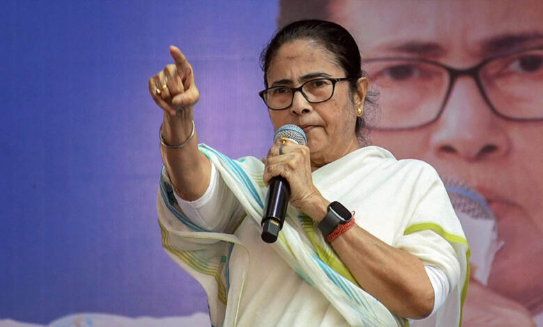 कोलकाता में ED की रेड के बीच ममता बनर्जी का बयान, बोलीं – गृहमंत्री लोकतंत्र नहीं बचा पा रहे