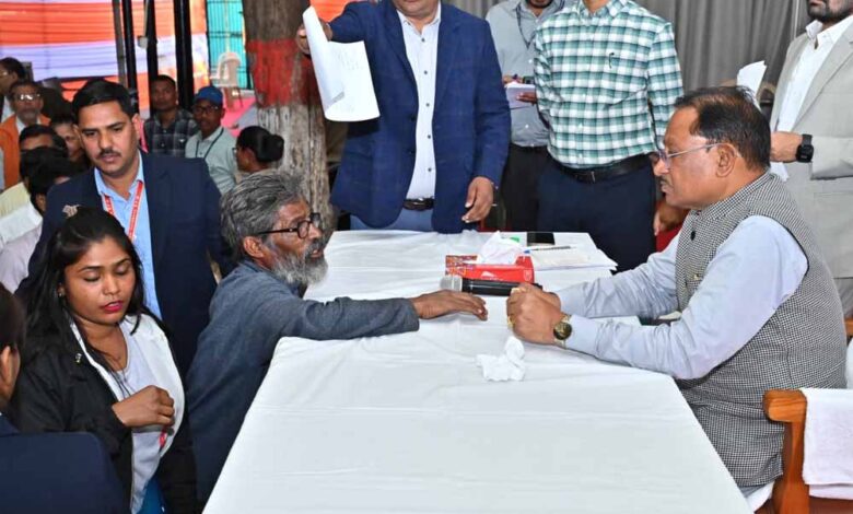 जनदर्शन-में-60-वर्षीय-अविवाहित-श्रमिक-हनुमंत-राव-ने-की-फरियाद,-अब-तक-नहीं-बना-राशन-कार्ड