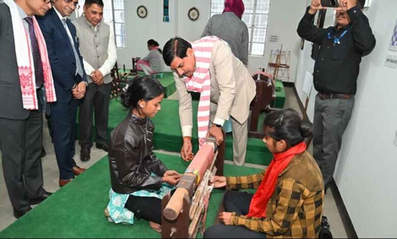 मुख्यमंत्री-डॉ.-यादव-ने-असम-के-सिल्क-विलेज-सुआलकुची-का-किया-भ्रमण