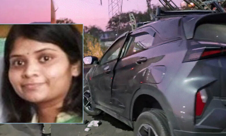 इंदौर-में-तेज-रफ्तार-कार-ट्रक-से-टकराई,-हादसे-में-तीन-की-मौत-–-मृतकों-में-बाला-बच्चन-की-बेटी-प्रेरणा-और-आनंद-कासलीवाल-का-बेटा-प्रखर