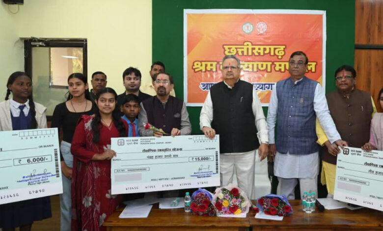 मजदूरों-के-हित-में-बड़ी-पहल:-छत्तीसगढ़-विधानसभा-अध्यक्ष-डॉ.-रमन-सिंह-ने-6,000-श्रमिक-परिवारों-को-दी-योजनाओं-की-सौगात