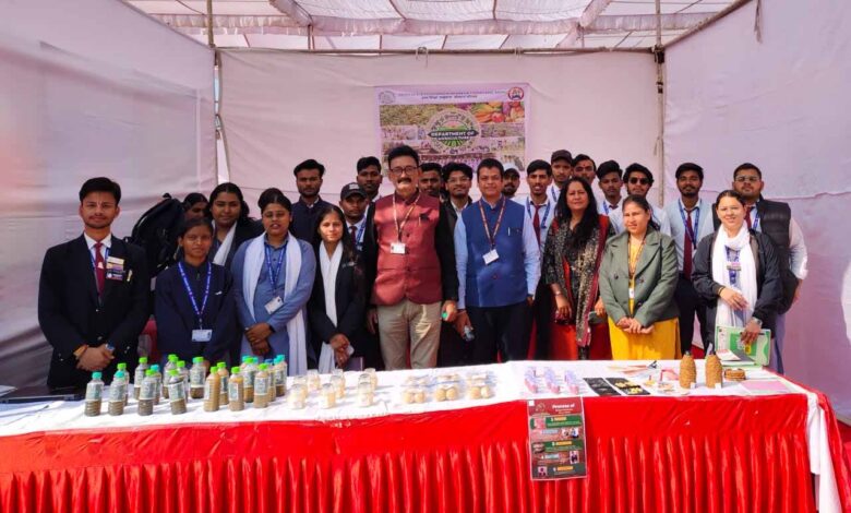 अखिल-भारतीय-गुलाब-प्रदर्शनी-में-उच्च-शिक्षा-उत्कृष्टता-संस्थान,-भोपाल-के-कृषि-विभाग-ने-लगाए-स्टॉल,-आधुनिक-तकनीक,-नवाचारों-के-बारे-में-दी-जानकारी