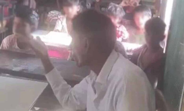 शराब-के-नशे-में-स्कूल-पहुंचे-टीचर,-बोले-‘मैं-अपने-बेटे-को-भी-नहीं-छोड़ता’