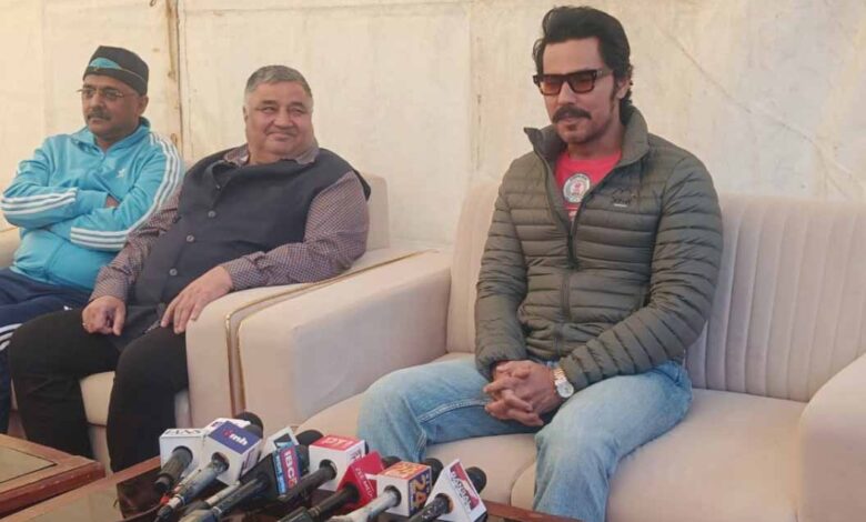 रायपुर-पहुंचे-एक्टर-रणदीप-हुड्डा,-छत्तीसगढ़ी-संस्कृति-की-जमकर-की-सराहना