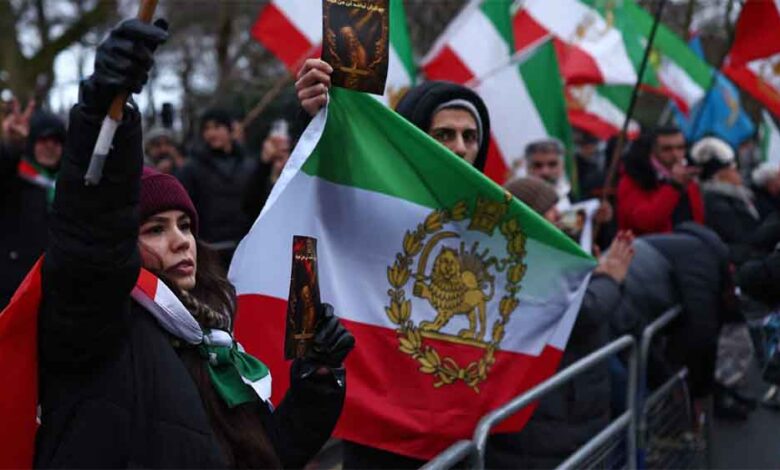 ईरान विरोध की चिंगारी यूरोप तक पहुंची, ब्रिटेन में प्रदर्शनकारी ने दूतावास का झंडा फाड़ा