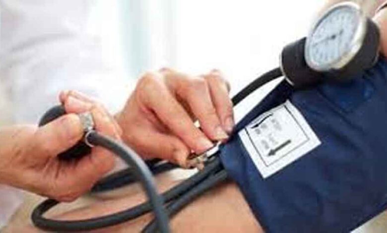 हाई-ब्लड-प्रेशर-के-चेतावनी-संकेत:-समय-रहते-न-पहचानें-तो-बढ़-सकता-है-जानलेवा-खतरा