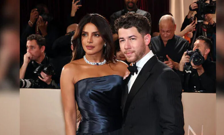 वेस्टर्न-गाउन-में-ग्लैमरस-अंदाज़-में-दिखीं-प्रियंका-चोपड़ा,-पति-निक-ने-प्यार-से-संवारे-बाल