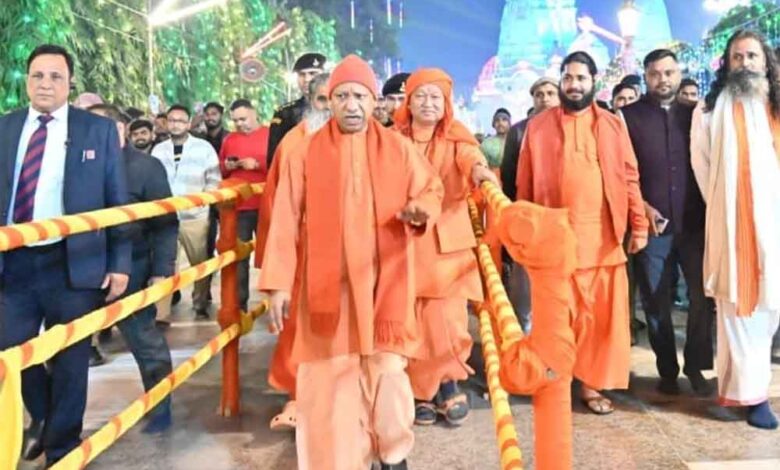 मकर-संक्रांति-पर-सीएम-योगी-ने-किया-विशेष-कैलेंडर-का-विमोचन,-जानिए-इसकी-अनोखी-खासियत