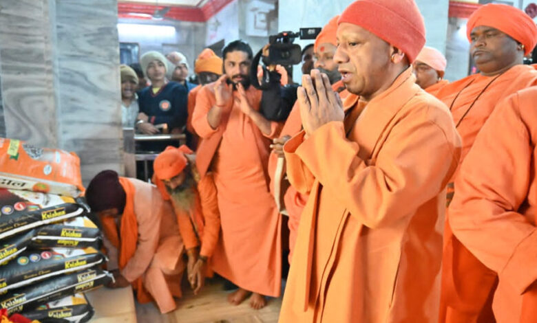 सीएम-योगी-आदित्यनाथ-ने-अर्पित-की-गुरु-गोरखनाथ-को-आस्था-की-खिचड़ी