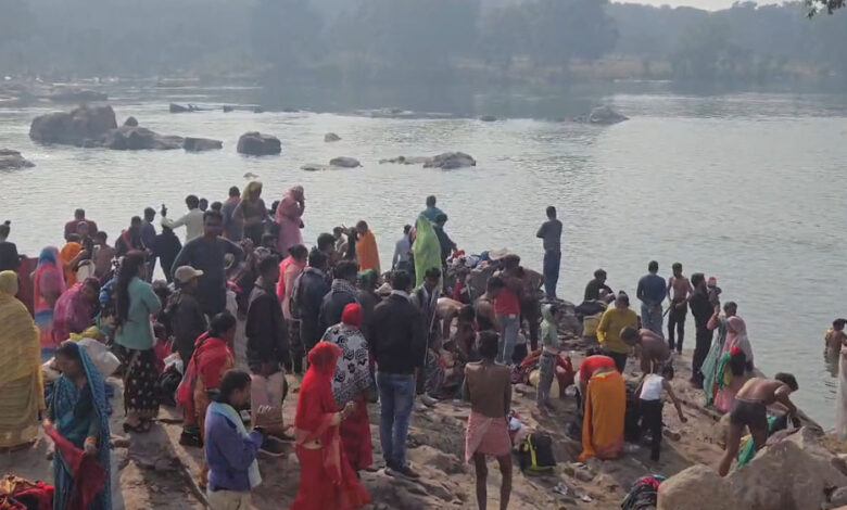 ओरछा में श्रद्धालुओं ने बेतवा नदी में लगाई डुबकी, रामराजा सरकार के दर्शन से मनाई मकर संक्रांति