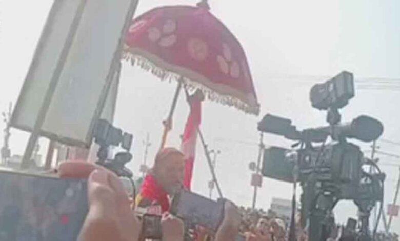 मौनी-अमावस्या-पर-बवाल:-शंकराचार्य-अविमुक्तेश्वरानंद-का-रथ-रोके-जाने-पर-हंगामा,-बैरियर-टूटा