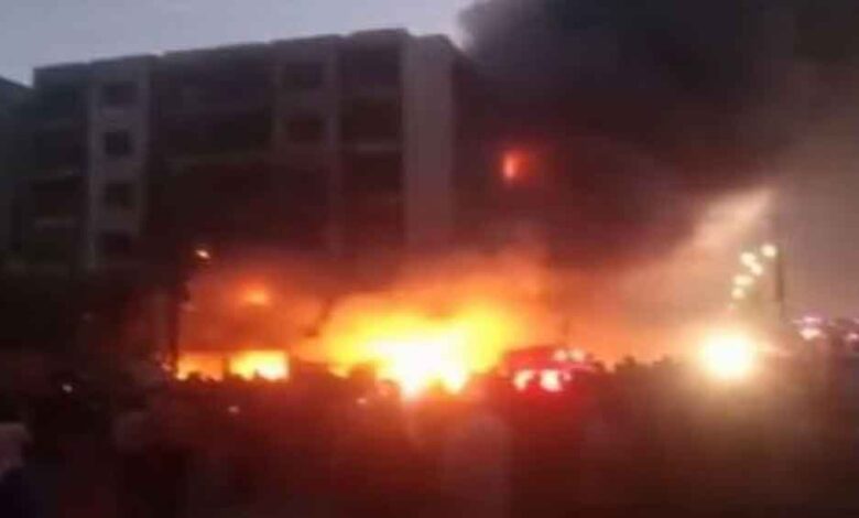 कराची-मॉल-में-आग-का-कहर:-3-की-मौत,-दर्जनों-दुकानें-खाक