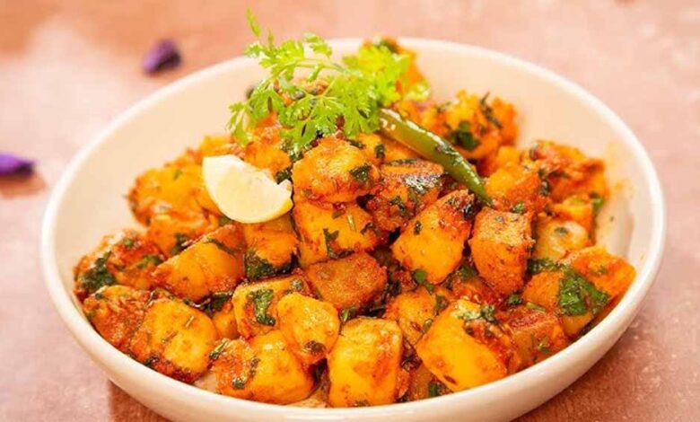 लंच-या-डिनर-के-लिए-झटपट-तैयार-करें-स्वादिष्ट-हींग-वाले-आलू