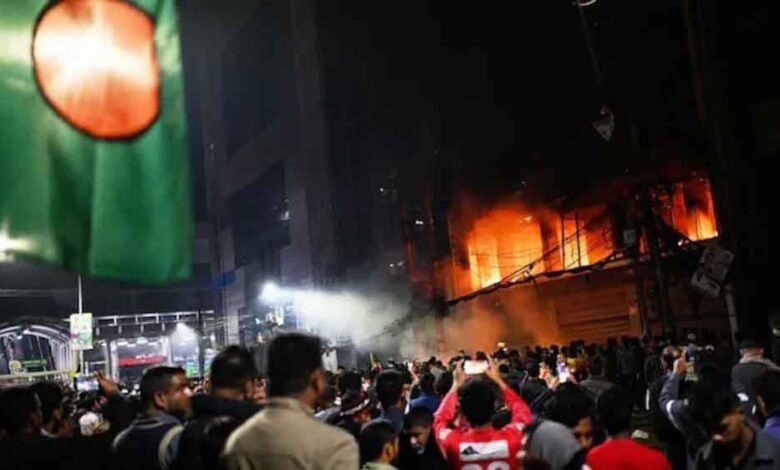 पोस्टल-बैलेट-विवाद-पर-बांग्लादेश-में-बवाल,-जेसीडी-ने-चुनाव-आयोग-कार्यालय-का-किया-घेराव