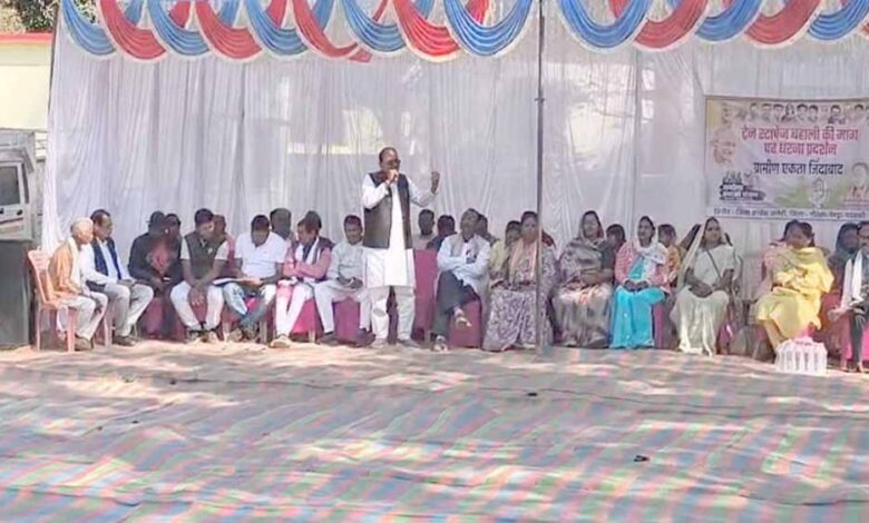 रेल-रोको-आंदोलन:-हर्री-स्टेशन-पर-ट्रेनों-के-स्टॉपेज-की-मांग,-ठहराव-बंद-होने-से-लोग-परेशान