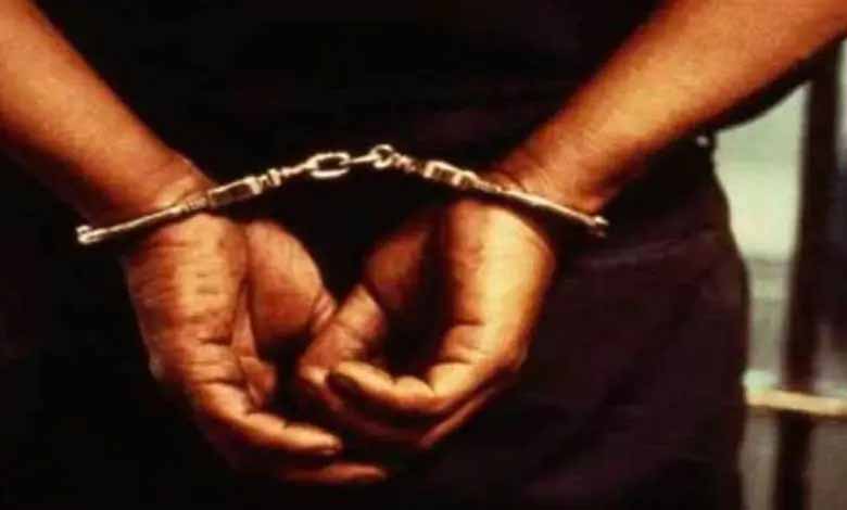 स्कूल-के-पीछे-चल-रहा-था-नशे-का-कारोबार,-पुलिस-ने-12.86-लाख-के-कैप्सूल-के-साथ-तस्कर-पकड़ा