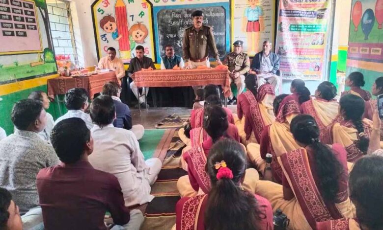 बलौदाबाजार-पुलिस-का-विशेष-ग्राम-अभियान,-सड़क-सुरक्षा-जीवन-रक्षा-का-बताया-महत्व