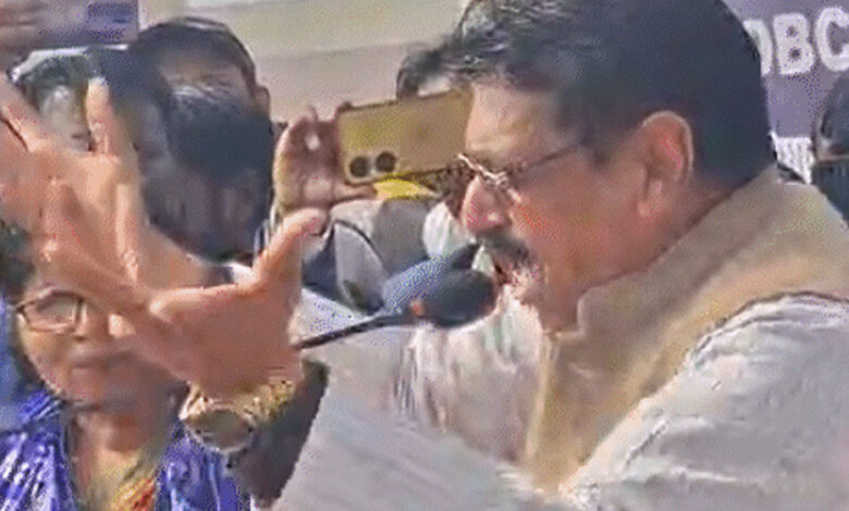 पूर्व-mla-प्रजापति-का-विवादित-बयान:-राभद्राचार्य,-अनिरुद्धाचार्य-और-धीरेंद्र-शास्त्री-को-जूते-की-माला-पहनाकर-नंगा-घुमाने-की-मांग