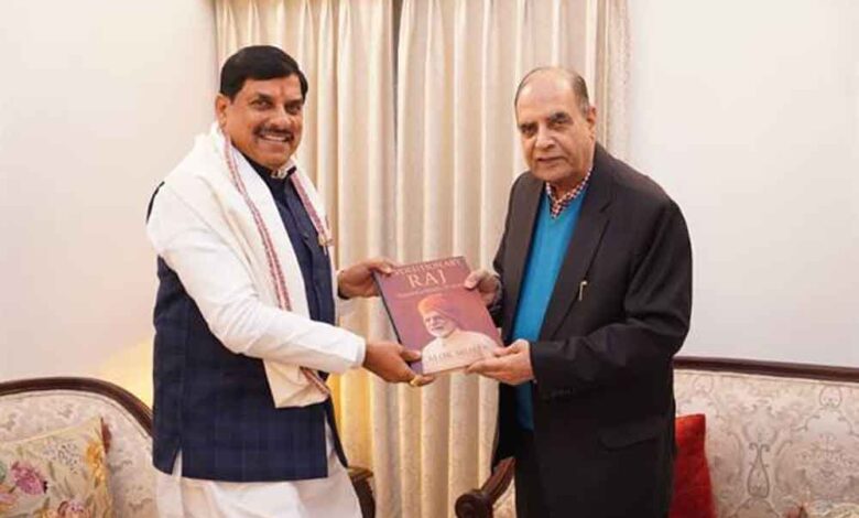 पद्मश्री-लेखक-आलोक-मेहता-ने-मुख्यमंत्री-डॉ.-यादव-को-भेंट-की-‘मोदी-राज-के-25-वर्ष’-पर-केंद्रित-पुस्तक