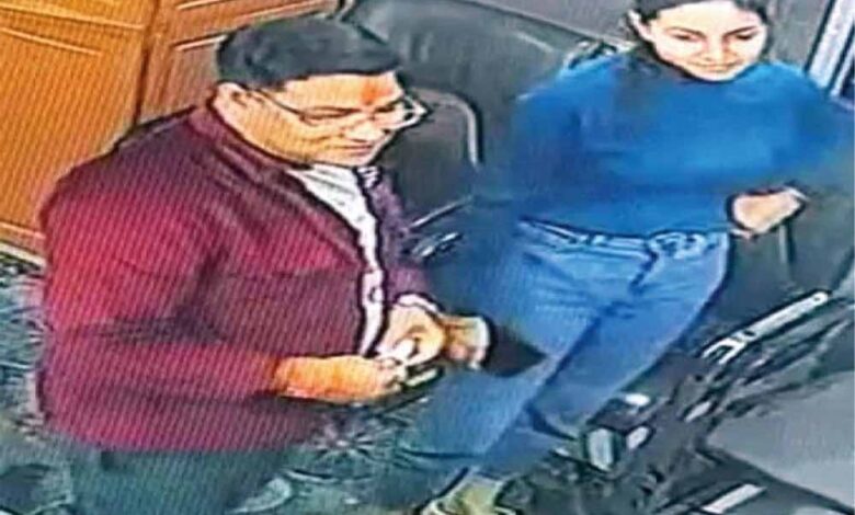 डीएसपी-कल्पना-ने-लीक-की-नक्सलियों-की-सूचना,-कारोबारी-से-लिए-महंगे-गिफ्ट-और-नगदी-रूपए