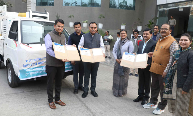 भोपाल–देवास-राज्य-राजमार्ग-पर-कचरा-संग्रहण-एवं-प्रबंधन-के-लिये-एमओयू-पर-हुए-हस्ताक्षर