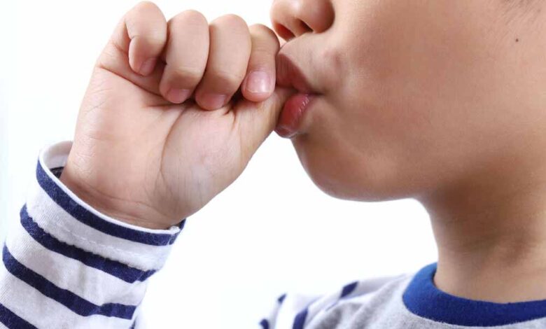 अंगूठा-चूसने-की-आदत:-जानिए-5-गंभीर-नुकसान-और-तुरंत-रोकने-के-तरीके