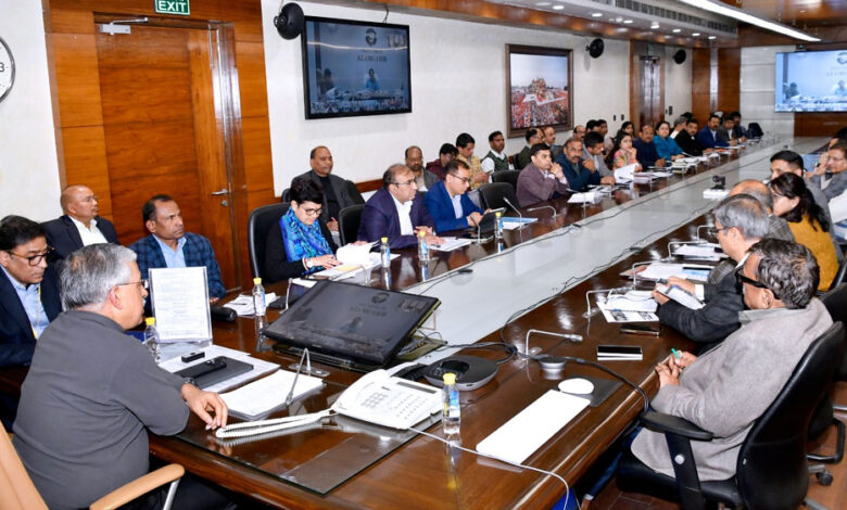 CS ने वीडियो कॉन्फ्रेंसिंग के माध्यम से मण्डलायुक्तों और CDOs के साथ प्राथमिकता कार्यक्रमों की समीक्षा की