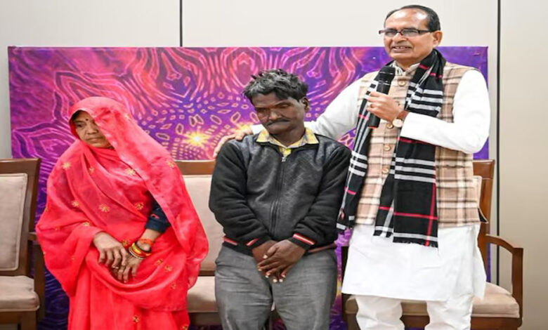 दिव्यांग-दोस्त-को-शिवराज-ने-भेंट-की-मोटराइज्ड-ट्राईसाइकिल,-विदिशा-में-किया-वादा-निभाया