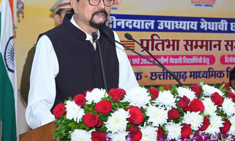 राज्यपाल-और-मुख्यमंत्री-ने-10वीं-12वीं-के-मेधावी-विद्यार्थियों-को-किया-सम्मानित