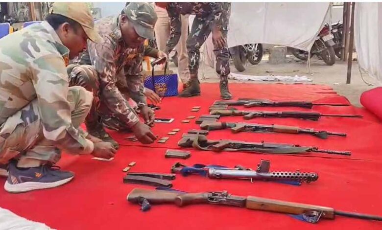 धमतरी-में-नक्सल-उन्मूलन-को-बड़ी-कामयाबी,-ig-के-सामने-9-हार्डकोर-नक्सलियों-का-सरेंडर;-47-लाख-का-था-इनाम