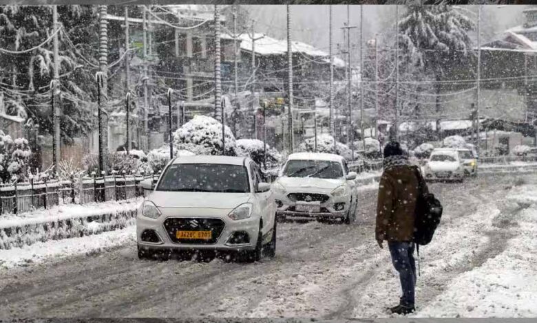 जम्मू-कश्मीर:-डोडा-में-भारी-बर्फबारी,-जम्मू-श्रीनगर-हाईवे-बंद,-लोगों-को-घर-में-रहने-की-सलाह