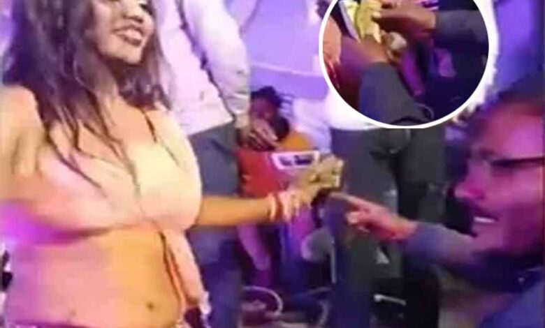 कोरिया-में-रोजगार-सहायक-को-नौकरी-से-हटाया,-डांसर-पर-उड़ाए-थे-नोट