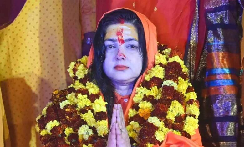 किन्नर-अखाड़े-से-दूरी-बनाने-के-संकेत!-महामंडलेश्वर-ममता-कुलकर्णी-बोलीं–-अब-सब-मज़ाक-जैसा-लगता-है