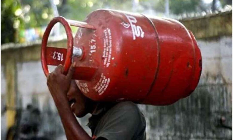 दिल्ली-में-इन-लोगों-के-खातों-में-आएगा-गैस-सिलेंडर-सब्सिडी-का-पैसा,-होली-से-होगी-शुरुआत