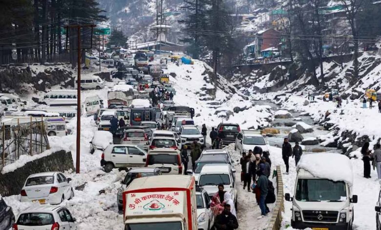 उत्तर-भारत-के-कई-राज्यों-में-सहित-दिल्ली-भीगी,-पहाड़ों-पर-भारी-बर्फबारी