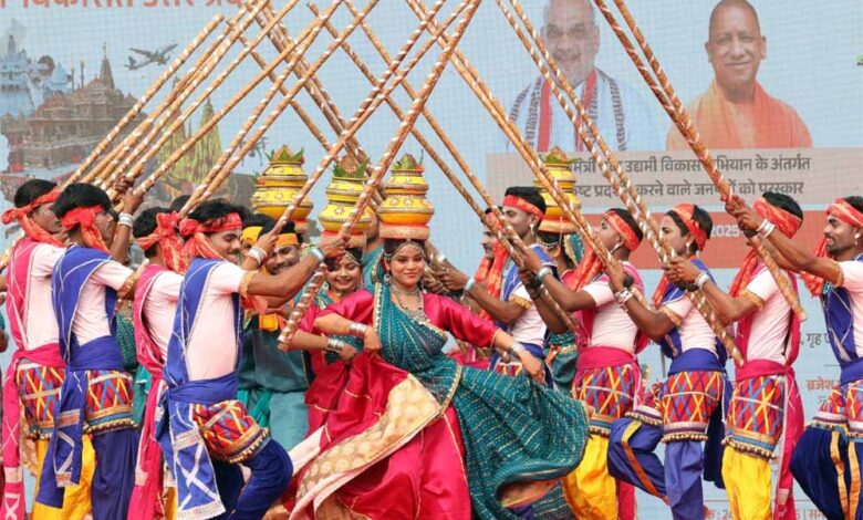 यूपी-दिवस-समारोह-का-रंगारंग-समापन