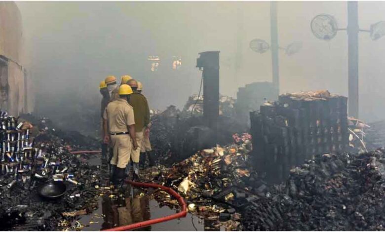 पश्चिम-बंगाल-में-भीषण-आग-का-कहर:-दो-गोदाम-24-घंटे-से-जल-रहे,-16-मौतों-का-खतरा