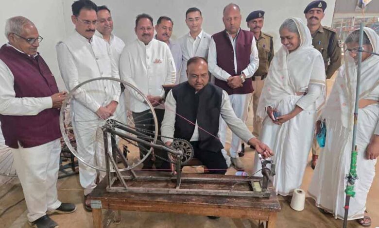 सांसद-नवीन-जैन-द्वारा-केन्द्रीय-कारागार-सागर-के-हथकर्घा-केन्द्र-का-अवलोकन