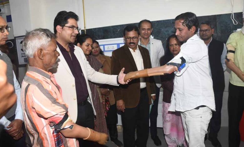 स्वास्थ्य-विभाग-की-पहल-से-ज़िंदगी-को-नई-रफ्तार,-कोई-फिर-चलाएगा-गाड़ी-तो-कोई-थामेगा-कलम